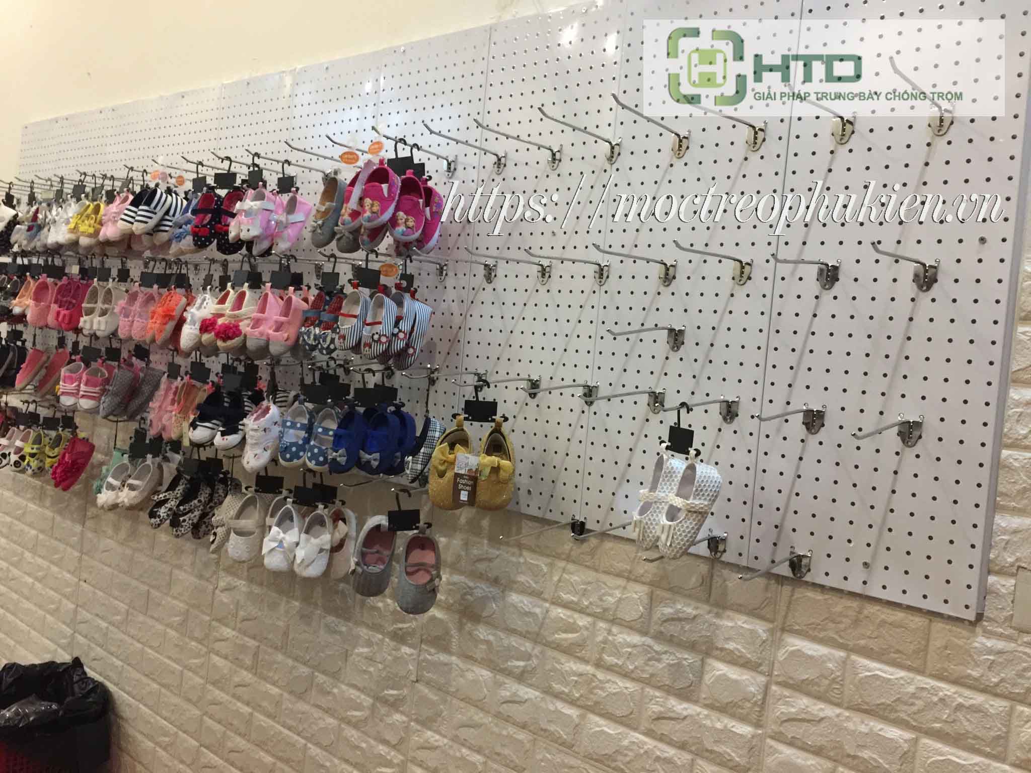 Tấm lỗ cài móc treo