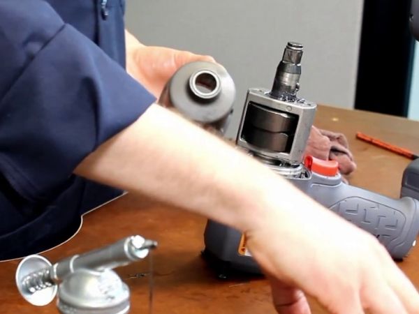Kiểm tra các chi tiết hoạt động của súng vặn ốc