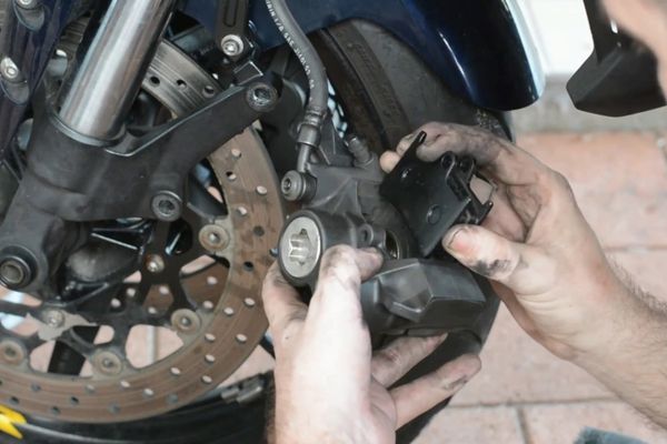 Thay dầu phanh và má phanh sau 15.000 - 20.000 km