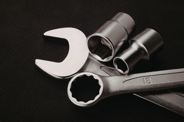 Bộ đầu tuýp thường bao gồm nhiều đầu khẩu để vặn siết, tháo bu lông nhanh chóng