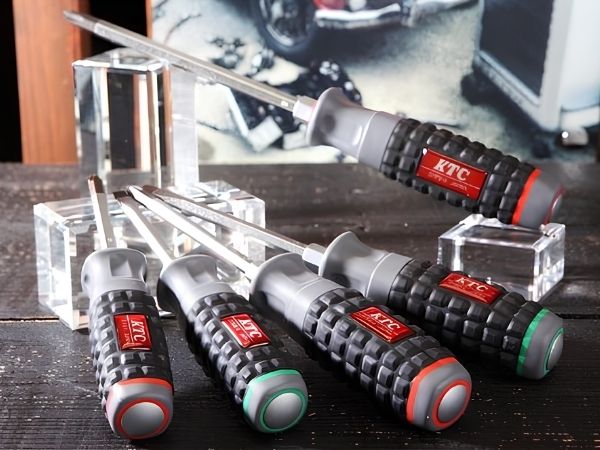 Tua vít trong bộ dụng cụ
