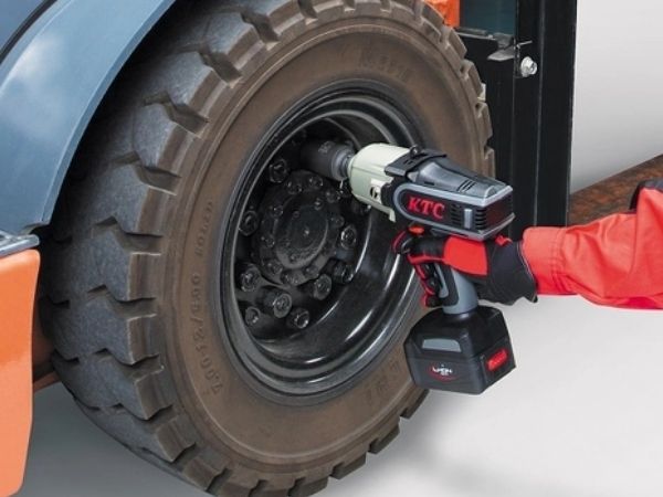 Chọn máy siết bu lông cho tiệm sửa xe máy, garage ô tô