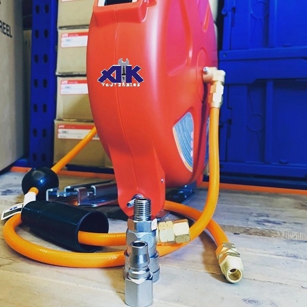 Vỏ bảo vệ bền bỉ cùng hệ thống khóa giữ dây giúp cố định chiều dài linh hoạt
