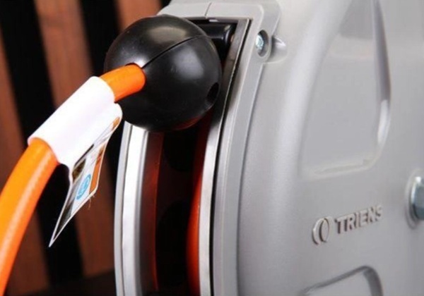Cục chặn dây cố định ở đầu ống để ngăn dây bị thụt vào trong hộp khi tự rút