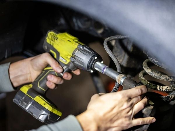 Máy siết bu lông bị nóng hoặc có mùi khét