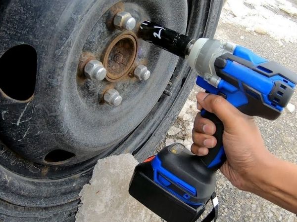 Máy siết bu lông pin sạc không vào điện