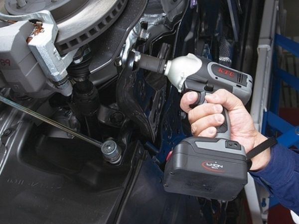 Máy siết bu lông dùng pin giúp thợ chuyên nghiệp làm việc nhanh và linh hoạt hơn