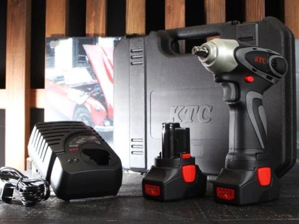 Súng bắn ốc bằng pin KTC JTAE315A