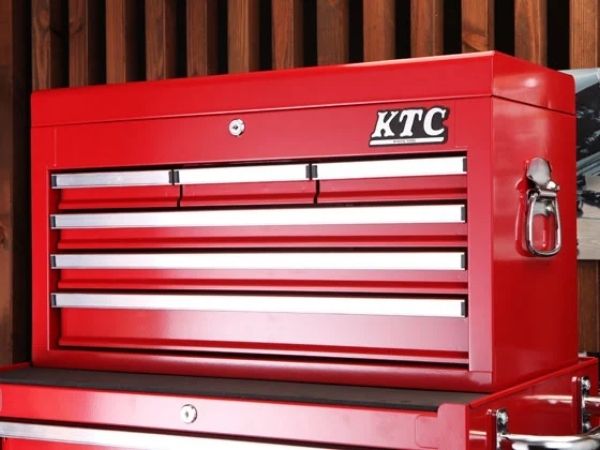 Kiểm tra hộp đựng dụng cụ trước khi sắp xếp