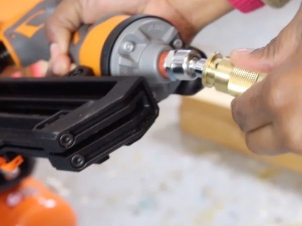 Kết nối súng với máy nén khí và điều chỉnh áp suất phù hợp