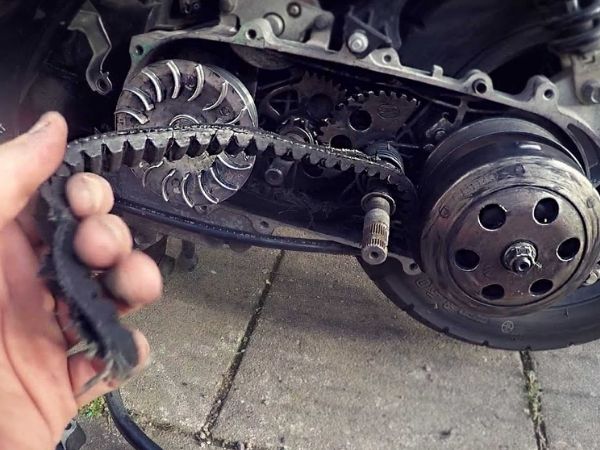 Tìm hiểu các trường hợp cần thay và giá tiền thay dây curoa xe tay ga