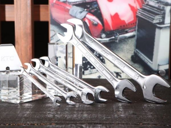 Dụng cụ chuẩn bị trước khi thay nước mát cho xe tay ga