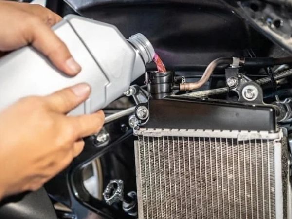 Châm nước mát mới đúng mức vào xe