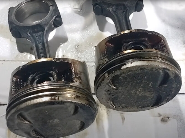 Lớp muội carbon có độ cứng cao bám chặt vào đỉnh piston