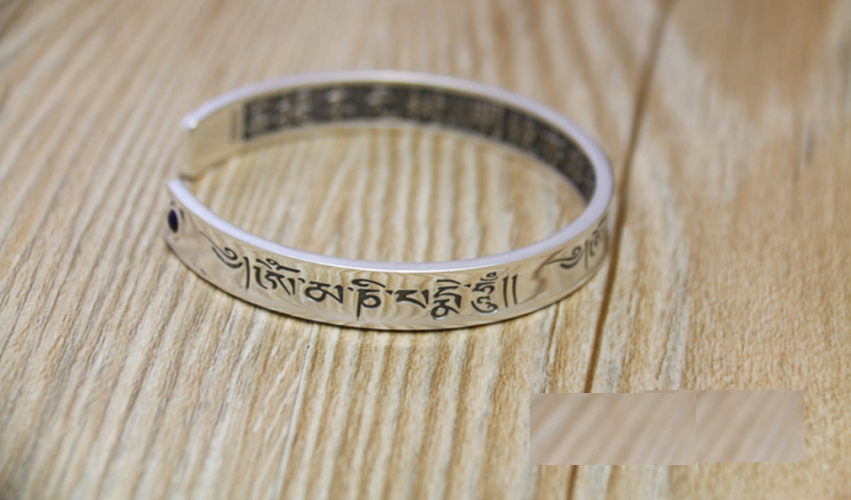 VÒNG TAY KHẮC OM MANI PADME HUM TÂY TẠNG - VT268