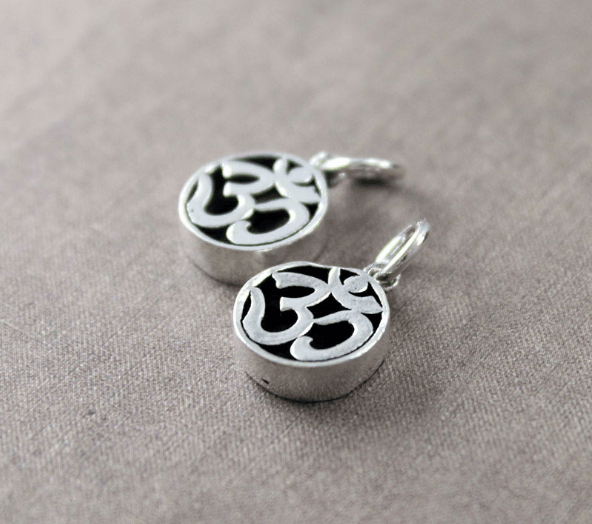 PHỤ KIỆN CHARM BẠC CHỮ OM PHẬT GIÁO - PKB15