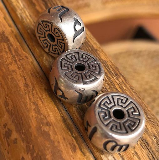 CHARM TRÒN KHẮC OM MANI PADME HUM 13LY - PKB63