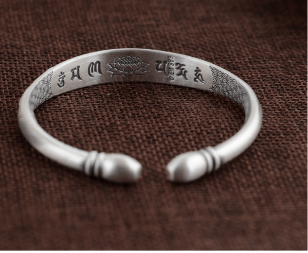  VÒNG TAY KHẮC OM MANI PADME HUM TÂY TẠNG - VT235