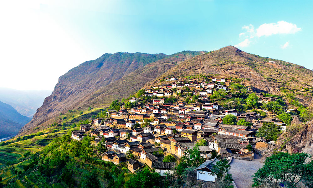 lang-naxi-ngoi-lang-co-tuyet-dep-tren-vach-nui-da-cua-nguoi-naxi-o-le-giang