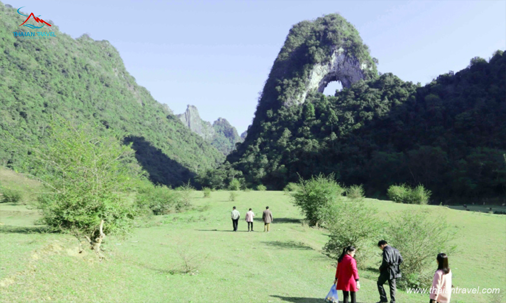 Núi Mắt Thần ( Núi Thủng) - Khám phá ngọn núi lạ lẫm tại Cao Bằng