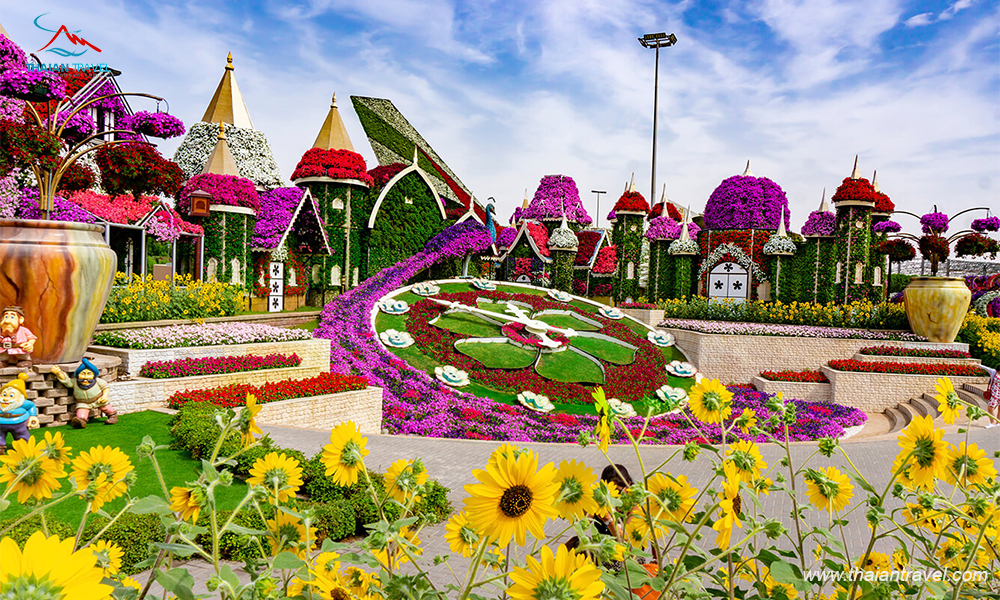 Immerse yourself in the world’s most ᴜпіqᴜe flower parks! 