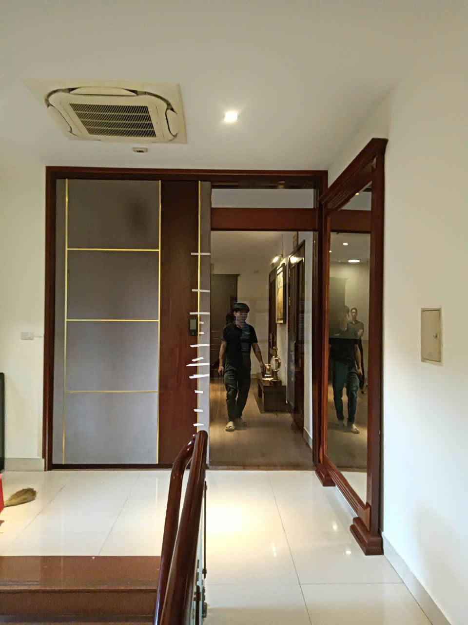 Cửa tự động kết hợp nhận diện khuôn mặt và mắt thần camera