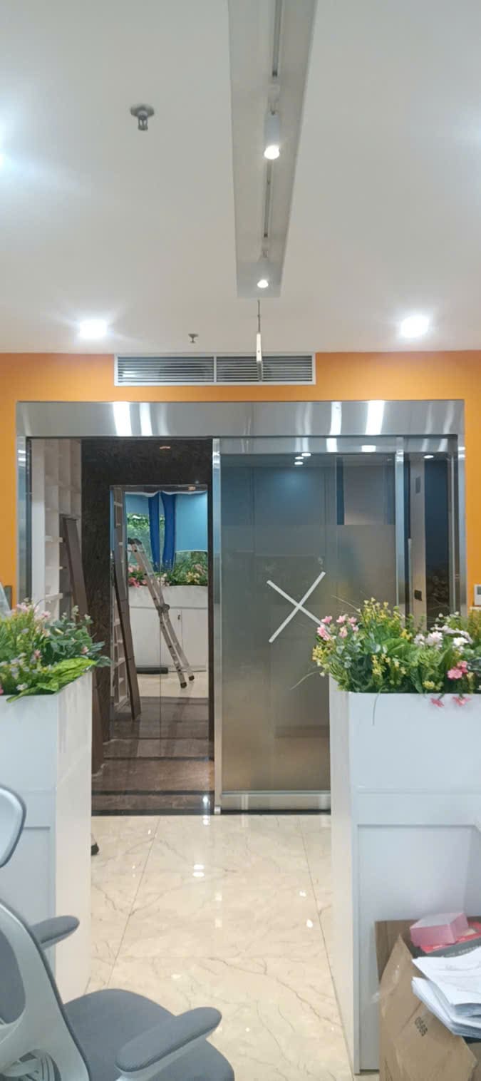 Cửa tự động kết hợp nhận diện khuôn mặt và nút nhấn không dây