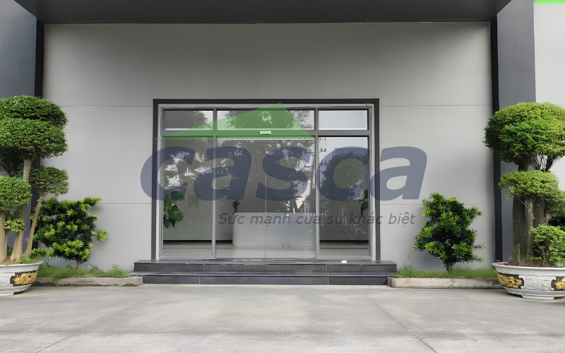 Mức giá lắp đặt cửa tự động thay đổi theo cấu hình cửa, tải trọng, tần suất sử dụng và điều kiện thi công