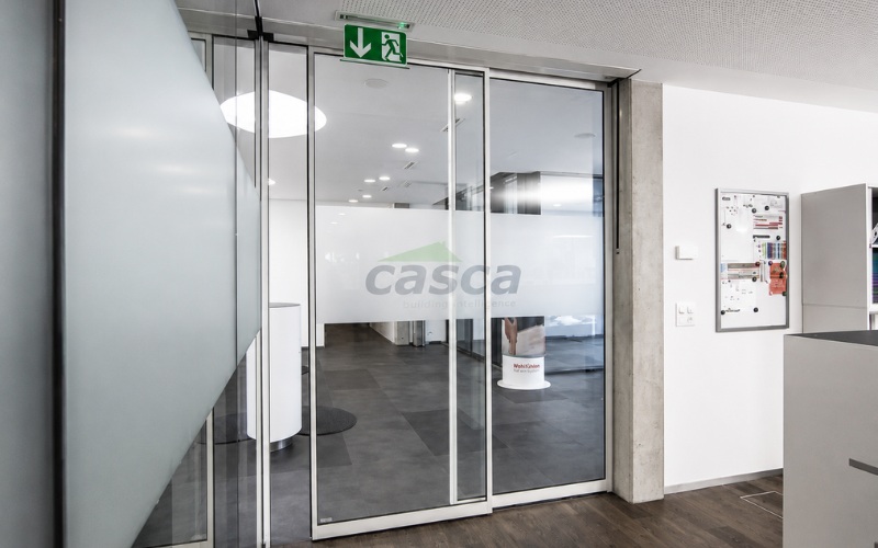 Cửa kính tự động phù hợp với văn phòng, showroom, bệnh viện, nhà máy