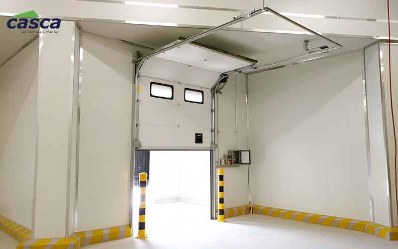 Cửa trượt trần overhead là loại cửa có cánh gồm nhiều tấm panel nối với nhau