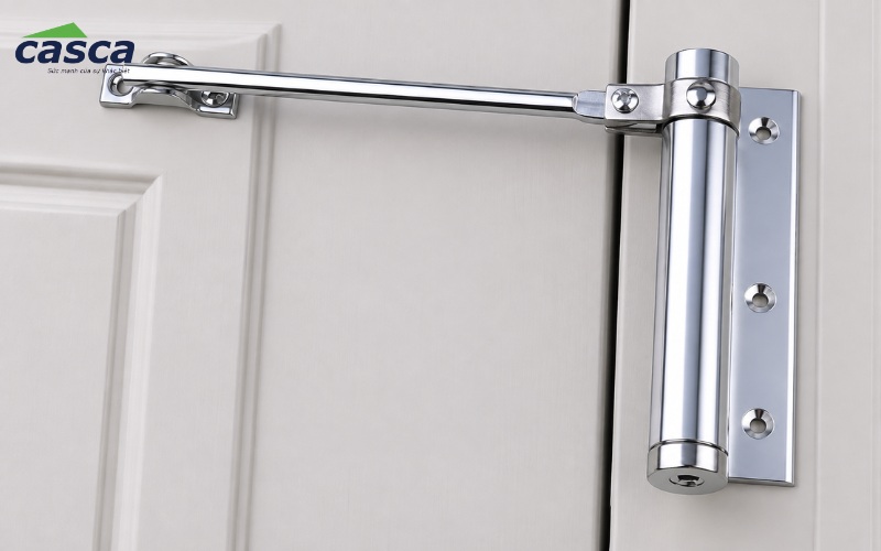 Bản lề giữ cánh cửa đúng vị trí, tạo trục quay ổn định và chịu tải trọng của cánh khi đóng mở