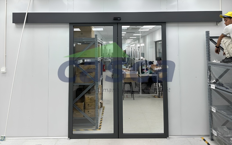 Cửa tự động 2 cánh phù hợp với nơi có lưu lượng người qua lại lớn và cần lối đi rộng