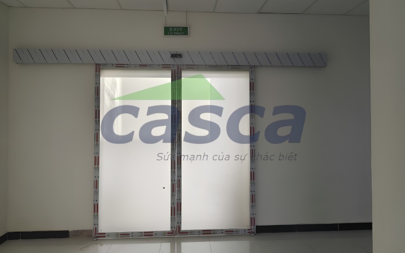 Cửa lùa tự động 2 cánh vận hành dựa trên sự kết hợp giữa cảm biến, bộ điều khiển và motor