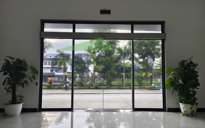 Để cửa tự động Hà Nội vận hành ổn định cần tính đúng tải cánh, kết cấu, vùng cảm biến cửa
