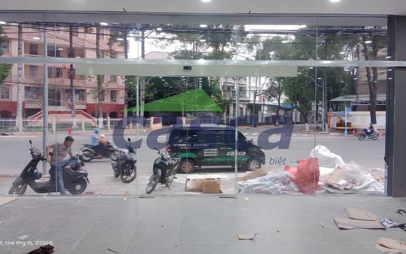 Cửa tự động showroom giữ mặt tiền thông thoáng, nâng cao trải nghiệm