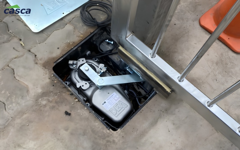 Motor cổng âm sàn là thiết bị tự động được lắp chìm dưới trục bản lề của cánh cổng