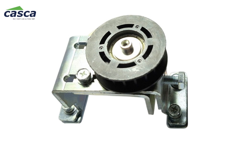 Puly là bộ phận dạng bánh quay, dẫn hướng và hỗ trợ dây curoa truyền chuyển động từ motor đến cánh cửa