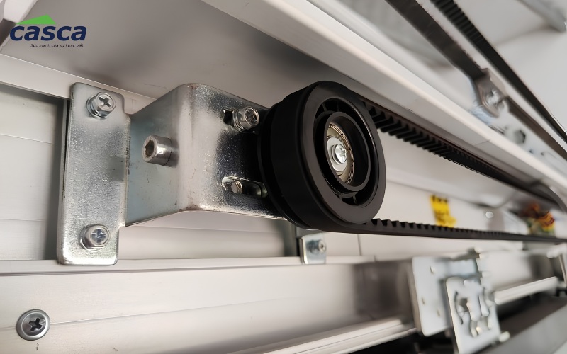 Puly phối hợp với motor và dây đai để chuyển chuyển động quay thành chuyển động tịnh tiến của cánh cửa