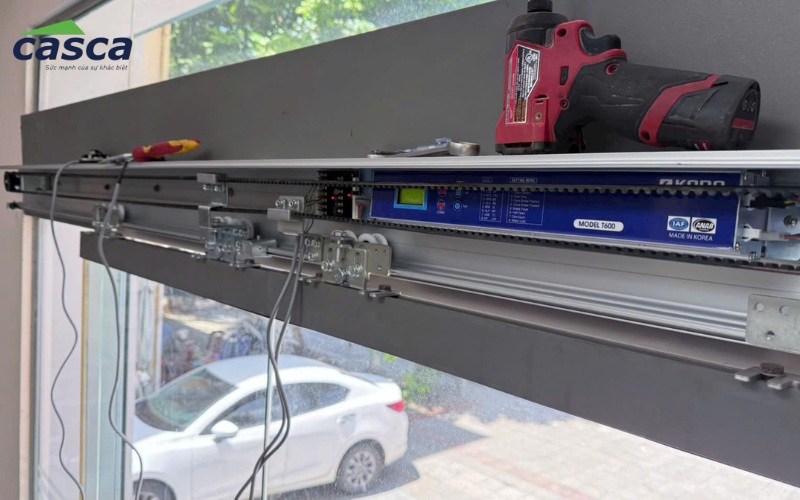 Thân ray trượt cửa tự động bằng nhôm định hình, có rãnh lăn cho bánh xe treo và vị trí gá motor, bộ điều khiển