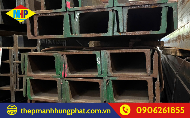 Thép U65 đen với bề mặt xanh đen đặc trưng