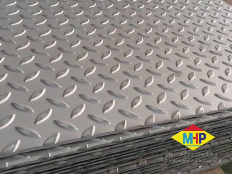 Thép tấm nhám có cuộn gân giúp tăng độ ma sát và chống trơn trượt hiệu quả