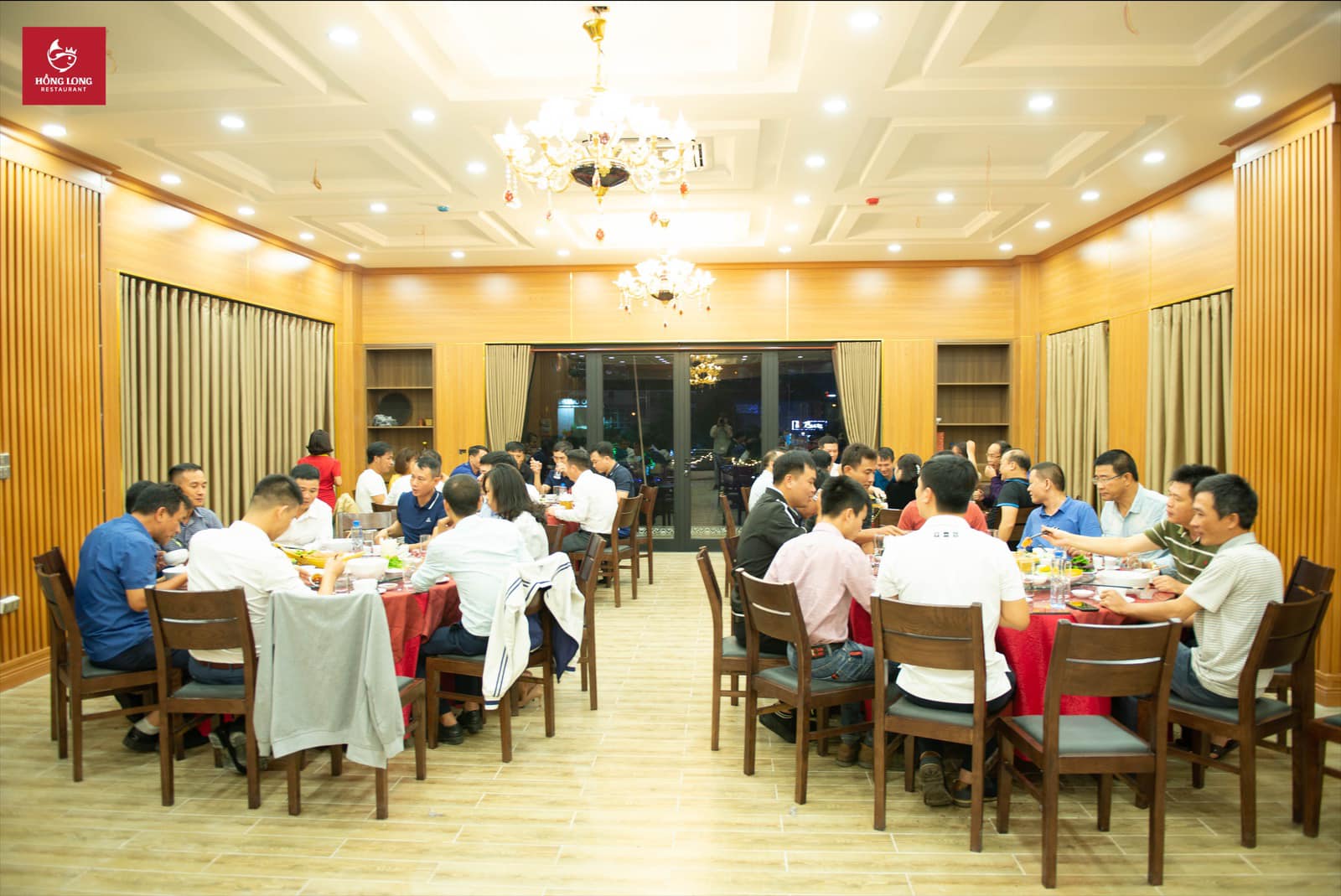 tấm  nhựa ốp tường tại nhà hàng hồng long
