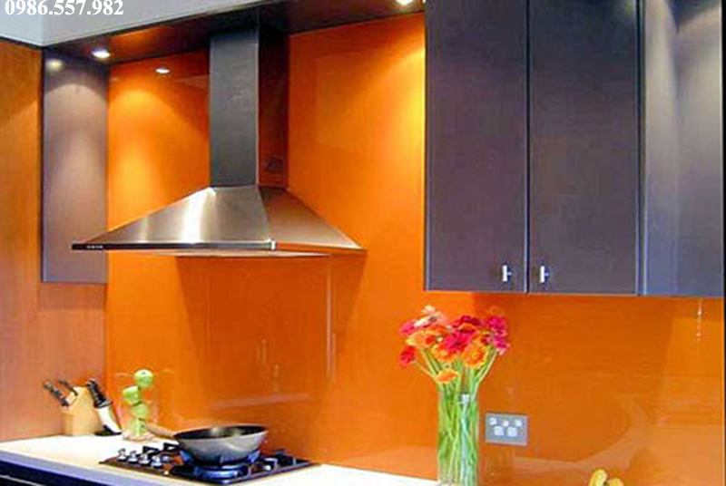 kính cường lực sơn màu ốp bếp màu cam