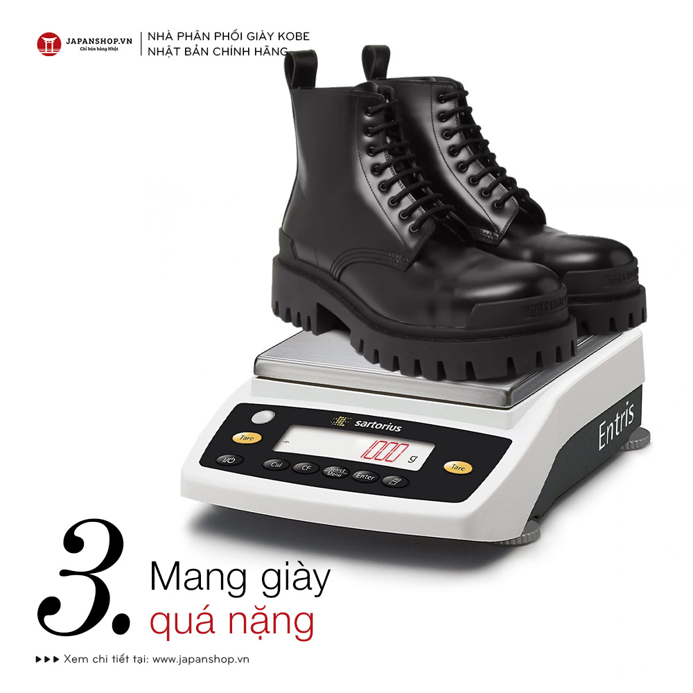 Mang giày quá nặng khiến cổ chân của bạn phải hoạt động nhiều hơn mức bình thường