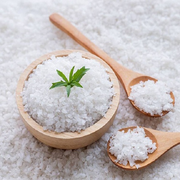 Người bị tai biến mạch máu não cần giảm muối trong bữa ăn hằng ngày bởi muối sẽ hấp thụ nước trong máu khiến huyết áp bị tăng.