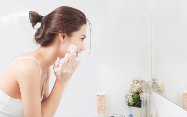 Điều chú ý đầu tiên khi dưỡng da mùa đông cho da dầu là sử dụng loại sữa rửa mặt dịu nhẹ. 
