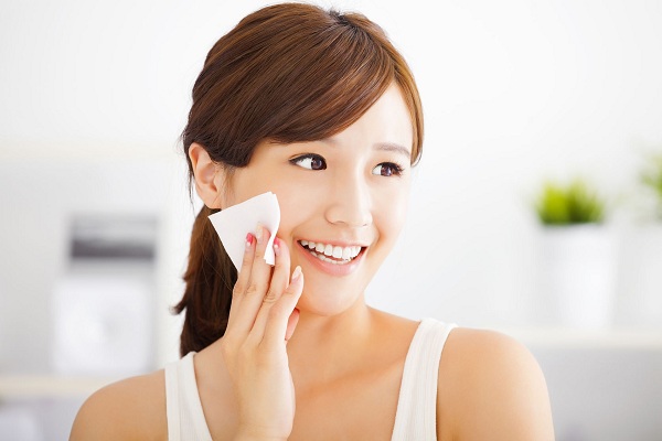Một điều chú ý khác để dưỡng da mùa đông cho da dầu hiệu quả là bạn đừng quên sử dụng toner sau khi rửa mặt.