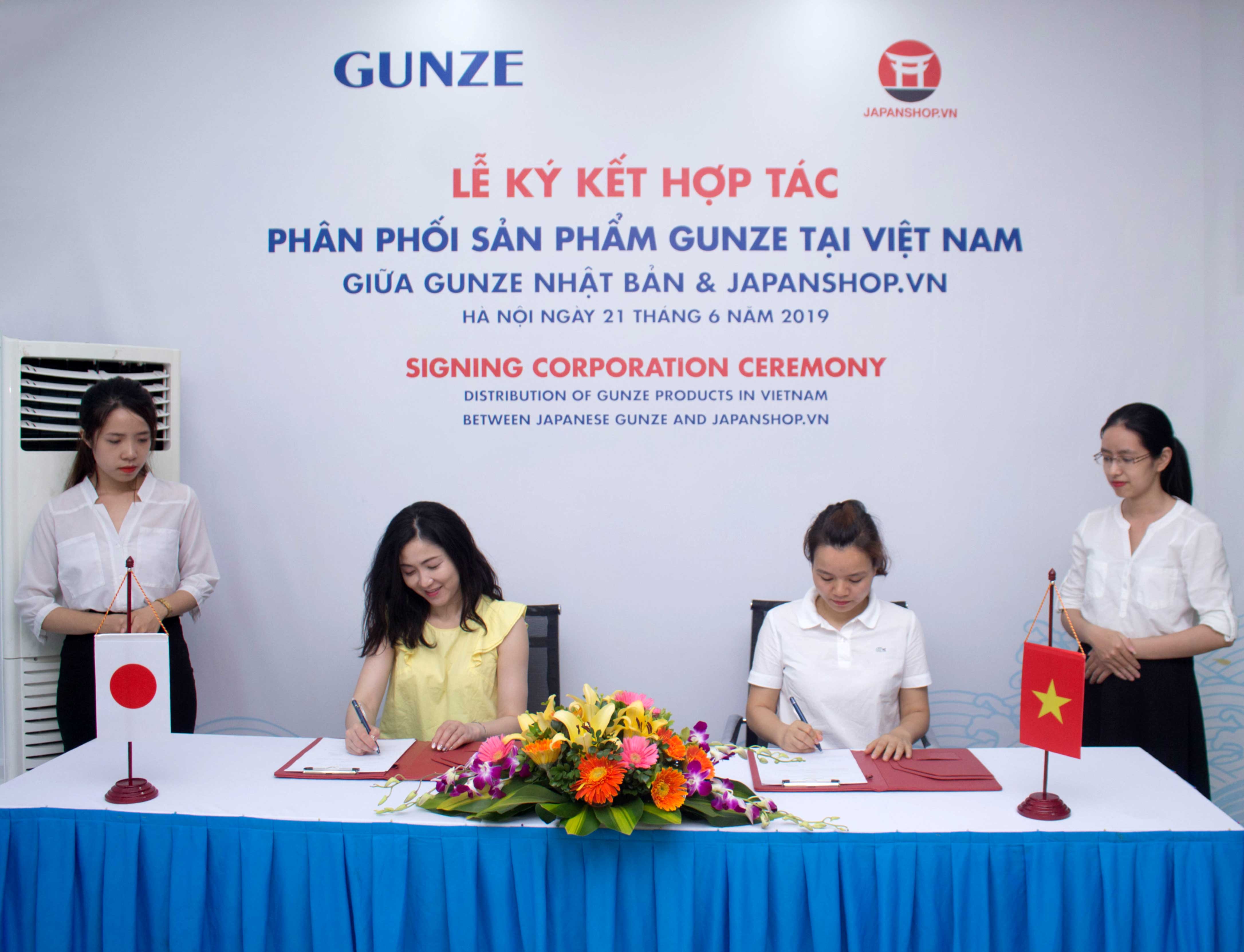 Bà Tanaka Đại điện phía Gunze ký kết với Bà. Nguyễn Thị Thu Ngân GĐĐH JAPANSHOP.VN 
