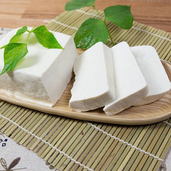 Đậu phụ vừa giàu protein, giàu canxi lại chứa hàm lượng tinh bột thấp nên đây sẽ là loại thực phẩm bạn nên bổ sung vào thực đơn giảm cân của mình.