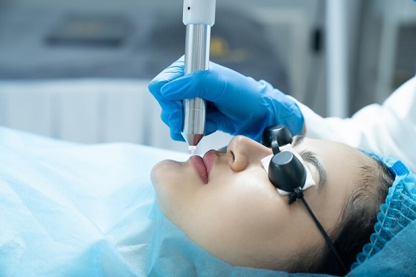  Phẫu thuật lạnh là phương pháp dùng nito lỏng rất lạnh để làm đóng băng, tiêu diệt những tế bào da bất thường.